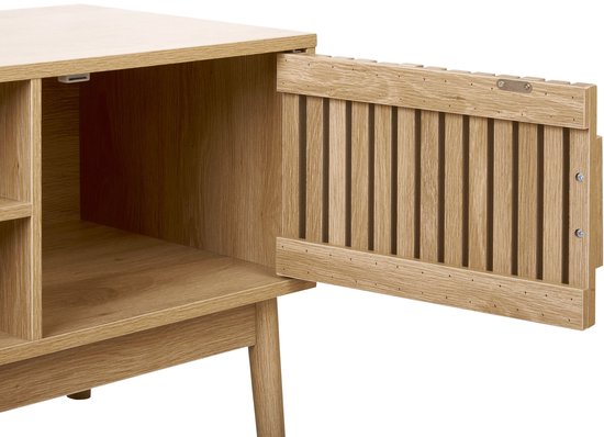 Gedetailleerd zicht op een geopende kastdeur met verticale houten lamellen.