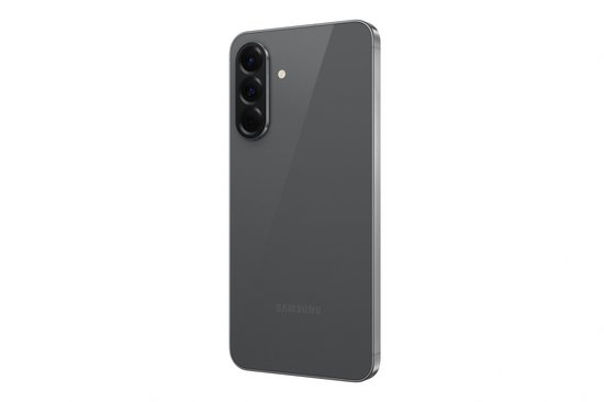 Samsung Galaxy A56 5G gris, vue de trois quarts arrière, avec un dos brillant et trois appareils photo.