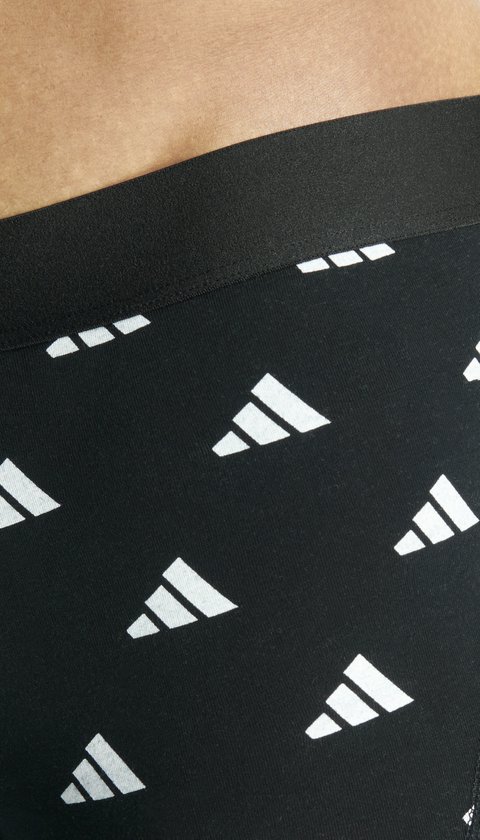 Detail van zwarte boxershorts met herhaalde witte Adidas-logo's.