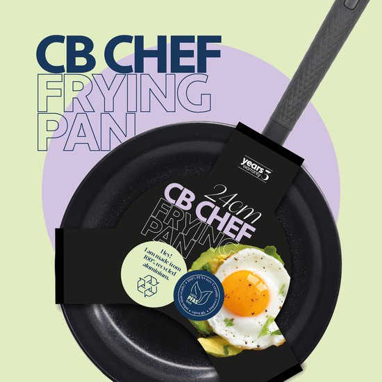 Zwarte CB Chef koekenpan 24cm, met een gebakken eitje en avocado. De pan heeft een tekstlabel.