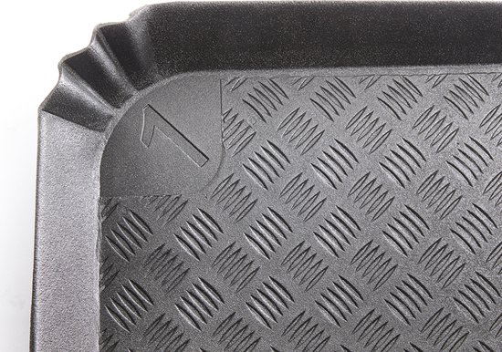 Tapis de coffre noir avec motif losanges et rebord ondulés. Le chiffre '1' est visible dans le coin supérieur gauche.