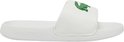 Witte Lacoste slipper met groene krokodil op de band en 'Lacoste' tekst op de zool.