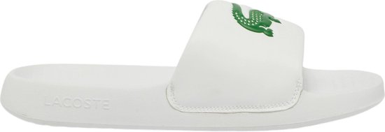 Witte Lacoste slipper met groene krokodil op de band en 'Lacoste' tekst op de zool.