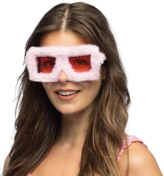 Vrouw met roze fluffy zonnebril met oranje glazen, witte achtergrond.
