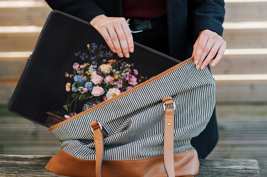 Laptophoes 15.6 inch - Bloemenvaas - Hout - Bloemen - Boeket - Laptop sleeve - Binnenmaat 37x26 cm - Zwarte achterkant