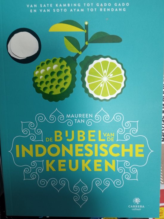Boek met de titel "De Bijbel van de Indonesische Keuken" in gele letters op een turquoise kaft, met illustraties van bergamot en een kokosnoot.