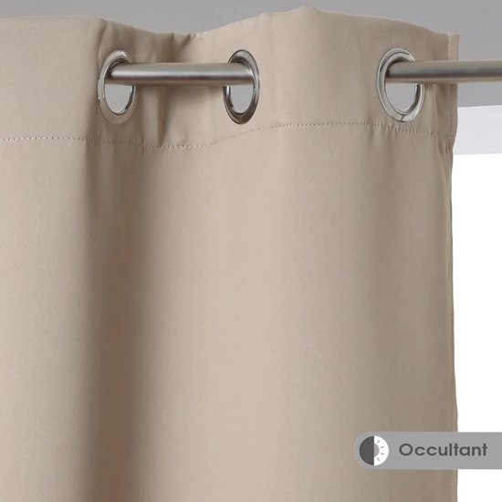 Beige gordijn met metalen ringen, getoond aan een roestvrijstalen gordijnroede.