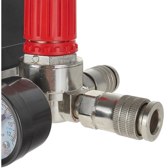 Close-up van een metalen fitting met rode draaiknop en luchtdrukaansluiting.