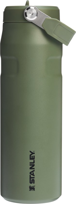 Groene Stanley thermosfles met 'Stanley'-logo op de voorkant. Met draaglus en rietje.
