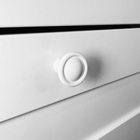 Witte ronde meubelknop met een zilverkleurige ring