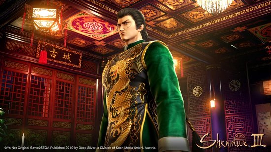 Man in groen met gouden drakenmotief, in een luxe interieur met Chinese decoraties.
