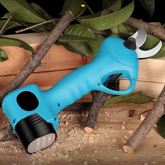 LotaHome - Elektrische Snoeischaar - 30mm Snijdiameter - Elektrische Takkenschaar - Accu Snoeischaar - Heggenschaar - Snoeien - Snoeizaag - Telescopisch - Tuin Gereedschap - Draadloos & Oplaadbaar - Inclusief Koffer, 2 Accu's, Reserve Set Snoeimessen van LotaHome — afbeelding 4
