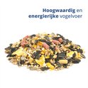 Stapel hoogwaardig vogelvoer met zonnebloempitten, maïs, granen en roze pellets.
