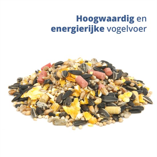 Stapel hoogwaardig vogelvoer met zonnebloempitten, maïs, granen en roze pellets.