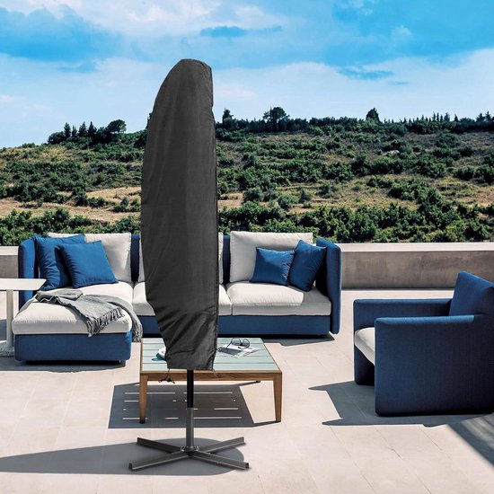 Zwarte parasolhoes bedekt een grote zweefparasol, staand op een terras met tuinmeubelen.