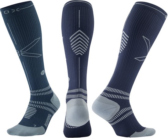 Donkerblauwe compressiekousen met grijze details en logo. "RUNNING" op de hiel.