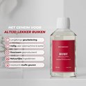 Flesje met rode "RUBY" label, omringd door cirkels met iconen: langdurige geur, veilig voor textiel, duurzaam, natuurlijke ingrediënten, voorkomt muffe geuren.