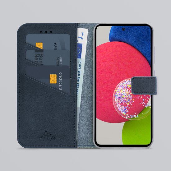 Étui de téléphone bleu marine style portefeuille, ouvert avec téléphone, emplacements pour cartes avec cartes bancaires et billet.