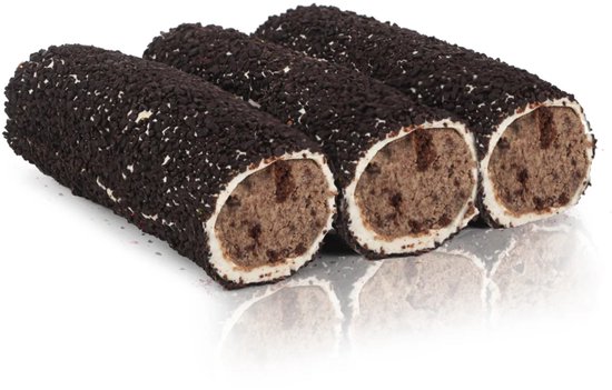 Drie donkere, cilindrische Turkse lekkernijen met een witte laag en een kern van chocoladecake.