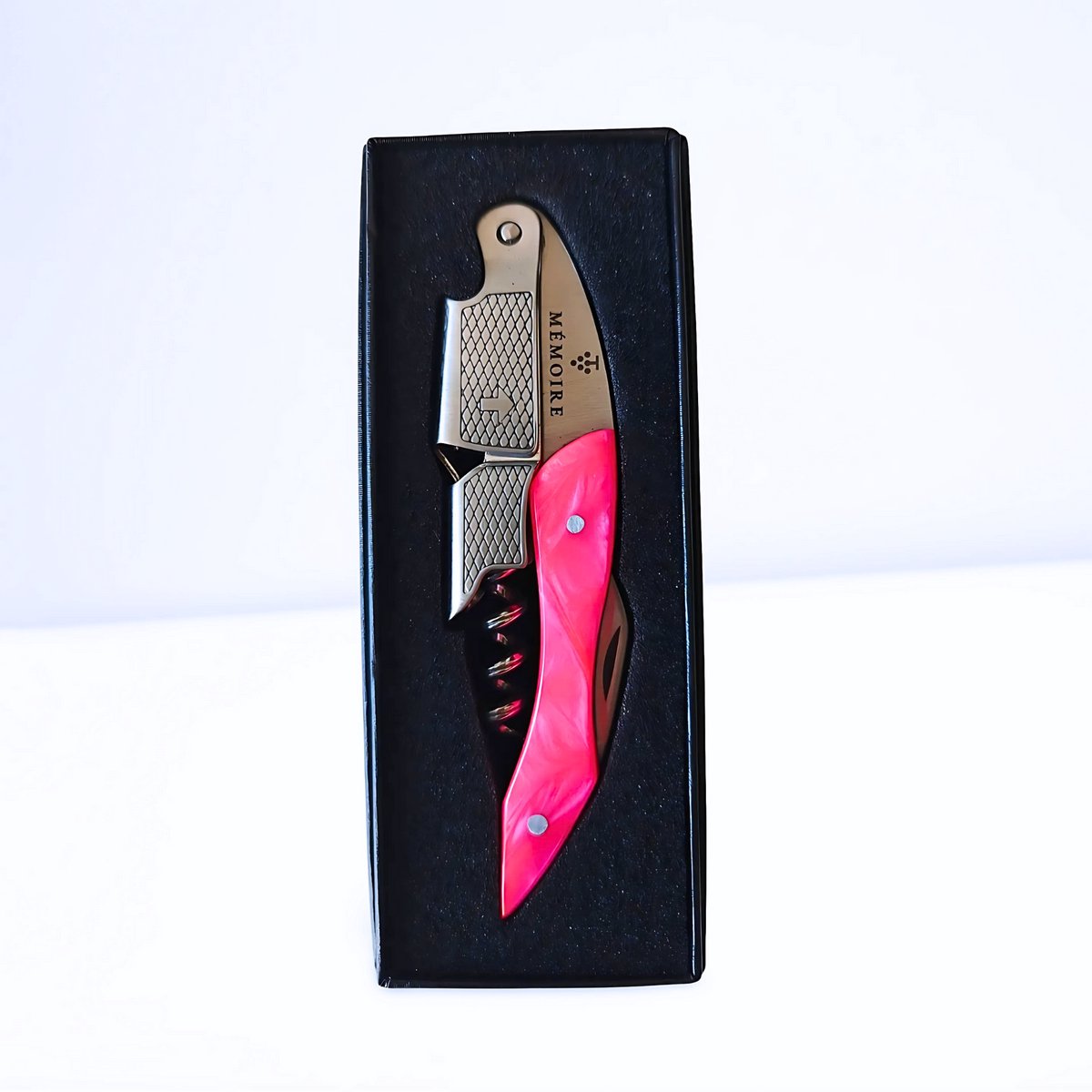 Mémoire® Couteau Sommelier Résine Roze - Kurkentrekker van Edelhars - 3 in 1 Sommelier mes met Flessenopener en Foliesnijder - Stijlvolle en Duurzame Wijnopener - Perfect voor Horeca en Thuis - Premium Kelnermes voor Wijnliefhebbers - Luxe Cadeau — cadeau in Kookcadeaus - foto 3
