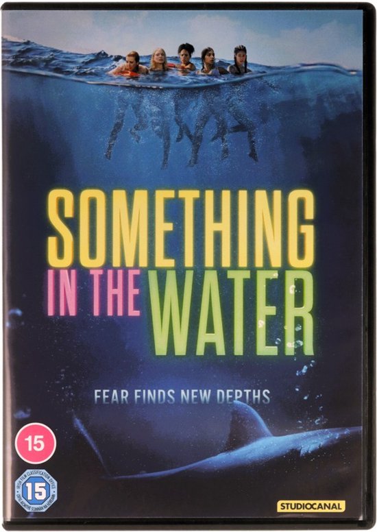 Voorkant DVD-hoes van 'Something in the Water'. Groep vrouwen boven water, met een haai onder het wateroppervlak. De titel 'SOMETHING IN THE WATER' is prominent aanwezig.