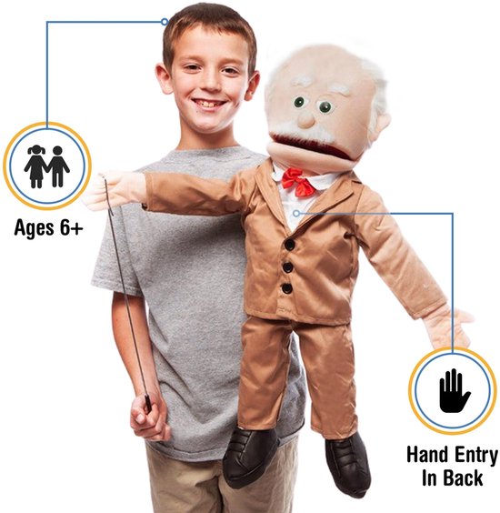 Jongen met buikspreekpop Allister. Pop draagt bruin pak, witte blouse, rode strik. Geschikt vanaf 6 jaar.
