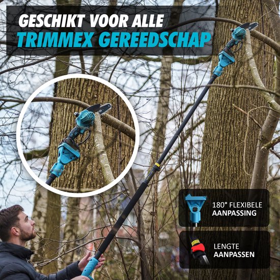 Man gebruikt een turquoise telescoopsteel met kettingzaag om hoge boomtakken te snoeien.