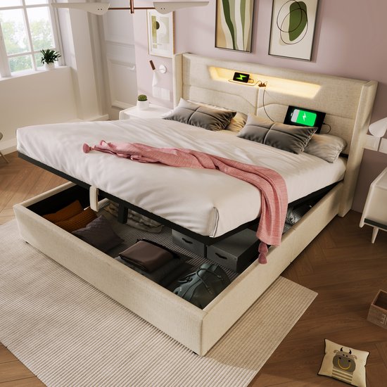 Lit rembourré beige avec espace de rangement relevable. Éclairage LED et ports USB dans la tête de lit.