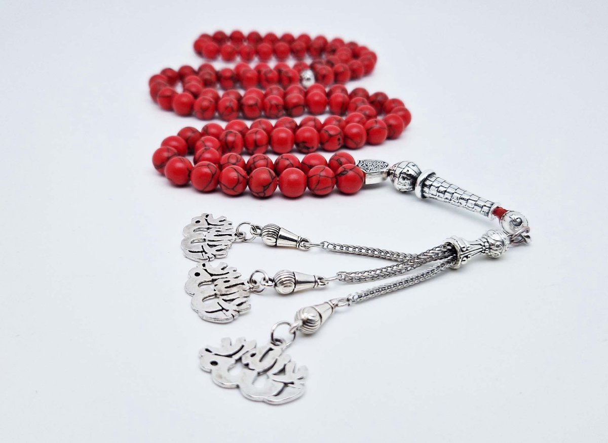 Handgemaakte tesbih "Tasbih" natuursteen "Rode howliet" - Aantal kralen 99 - Diameter kralen 8MM - met metaal tassel "La alih ala allah" - Een mooi cadeau-idee