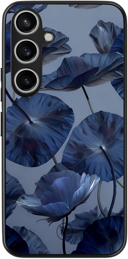 Coque de téléphone avec un imprimé de fleurs bleu foncé sur fond gris.
