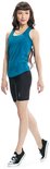 Blauw sporttopje met racerback en zwarte fietsbroek, gedragen door een model.