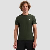 Man met krullend haar draagt een donkergroen sportshirt met korte mouwen en een wit logo op de borst.