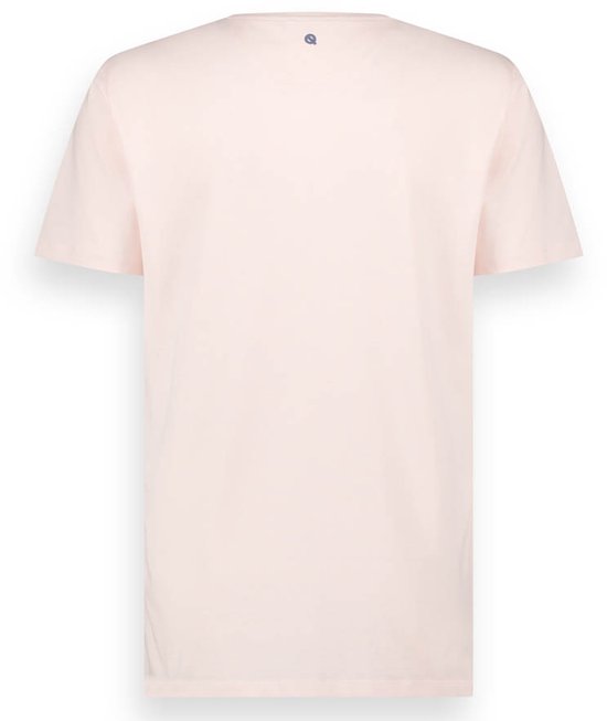 Achterkant lichtroze t-shirt met klein logo op de nek.