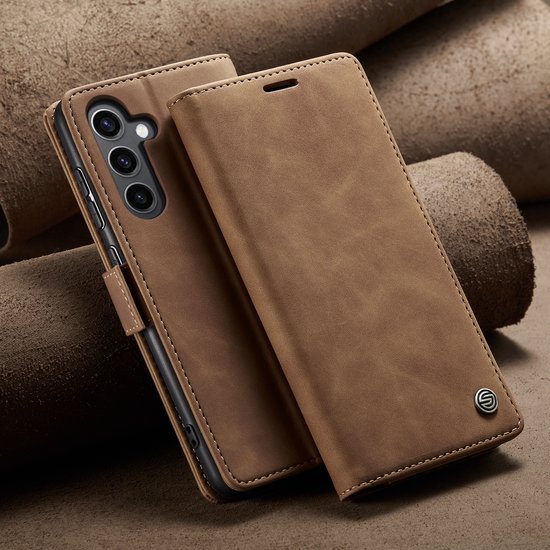 Bruin portemonnee hoesje met telefoon en losse hoes op achtergrond.