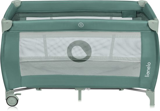 Een groen Lionelo campingbedje met gaas aan de zijkanten en wieltjes aan de voorkant.