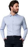 Homme en chemise en jersey bleu clair, mains dans les poches