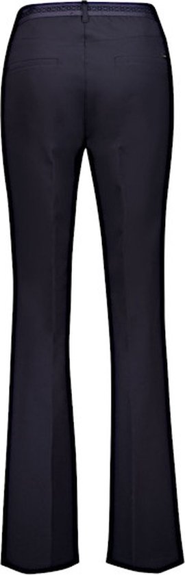 Donkerblauwe Gardeur broek Zilla2 met flared pijpen en subtiel glanzende strepen aan de zijkant. Tailleband met decoratief patroon.