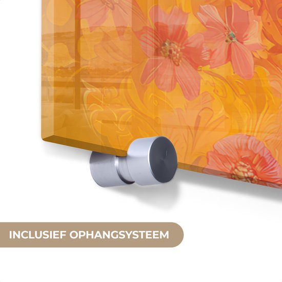 Détail d'art en verre avec motif de fleurs orange.