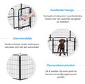 Zwarte metalen puppyren met 8 panelen, een deur en een bruine labrador puppy.
