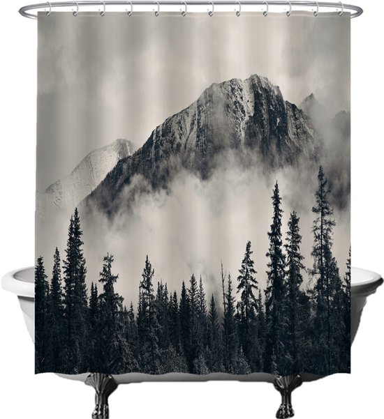 Rideau de douche avec un sommet de montagne gris et brumeux et une forêt sombre.
