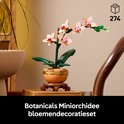 LEGO Botanicals Mini Orchidee bloemendecoratieset op een boekenplank.