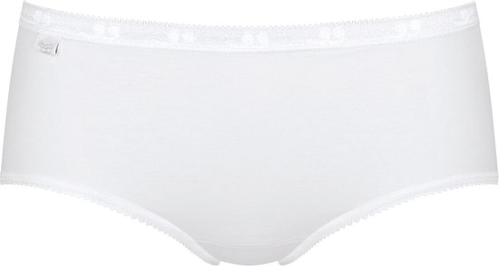 Witte Sloggi midi slip met kanten boord.