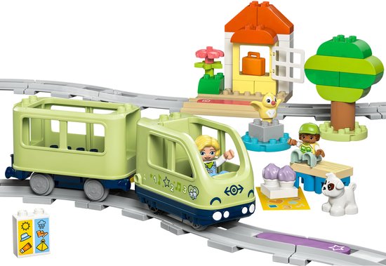 Le train d'aventure interactif LEGO DUPLO avec des wagons, des personnages, un chien, une petite maison, un arbre et des fleurs.