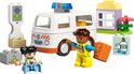 LEGO Duplo ambulance met oranje accenten, stoplicht, huisje, medicijndoos, meisje en chauffeur.