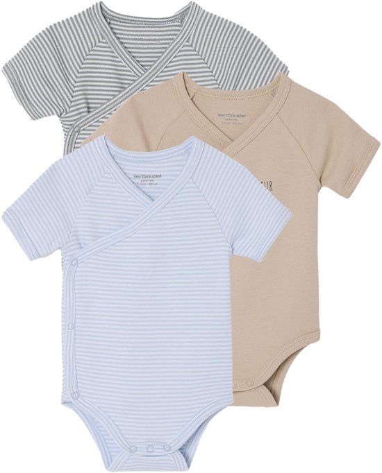 Ensemble de 3 bodies bébé: un à rayures grises, un à rayures bleues et un beige avec inscription.