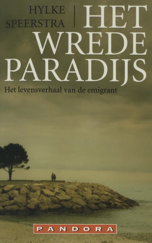 Boekcover 'Het Wrede Paradijs' met Hylke Speerstra, een boek over het levensverhaal van de emigrant, met op de voorgrond een rotsachtige kust en op de achtergrond twee figuren bij een boom.