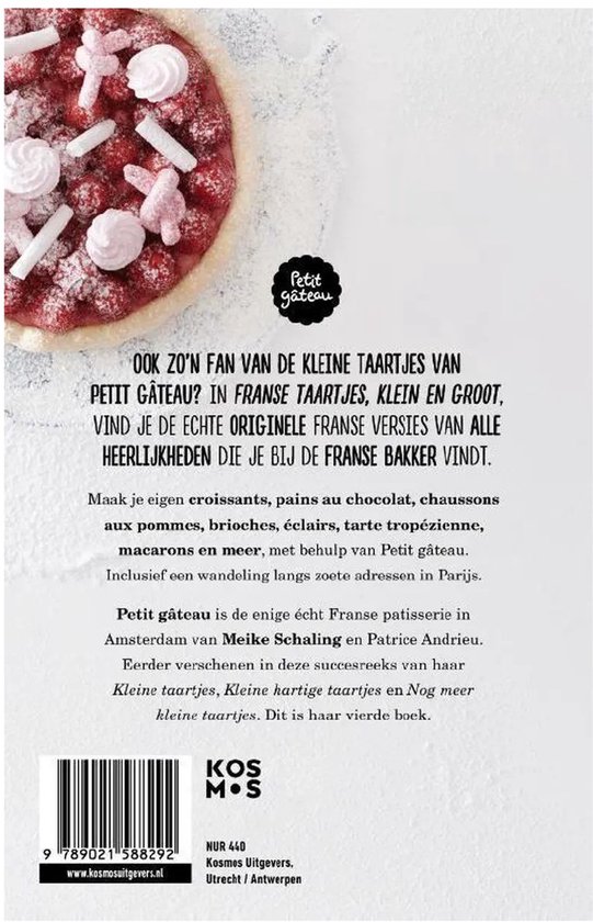 Achterkant van een kookboek met een taart met aardbeien en slagroom, en tekst over het boek.