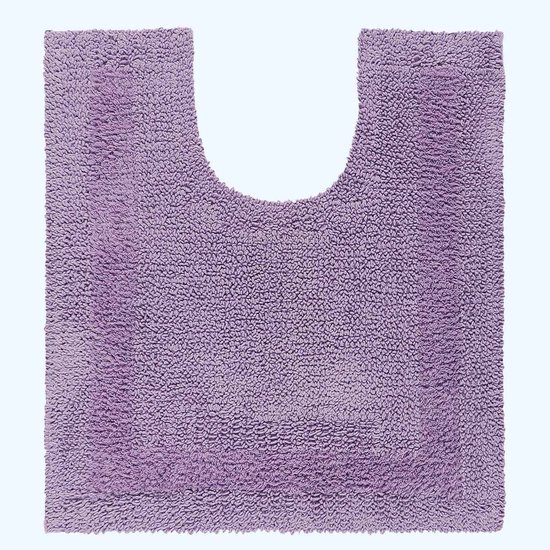 Lila toiletmat met een U-vormige uitsparing, gemaakt van zacht, pluizig katoen.