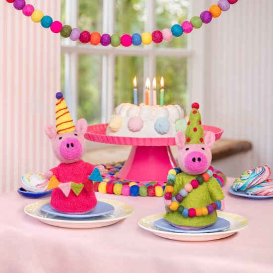 Wolvilt Feestvarken met Feestmuts en Slinger Roze - Kleine Handpop/Eiwarmer - Handmade&Fairmade Homedeco - 24cm — afbeelding 3