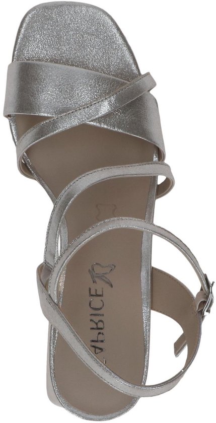 Zilverkleurige sandalen, van bovenaf gezien, met gekruiste bandjes, enkelband en blokhak.